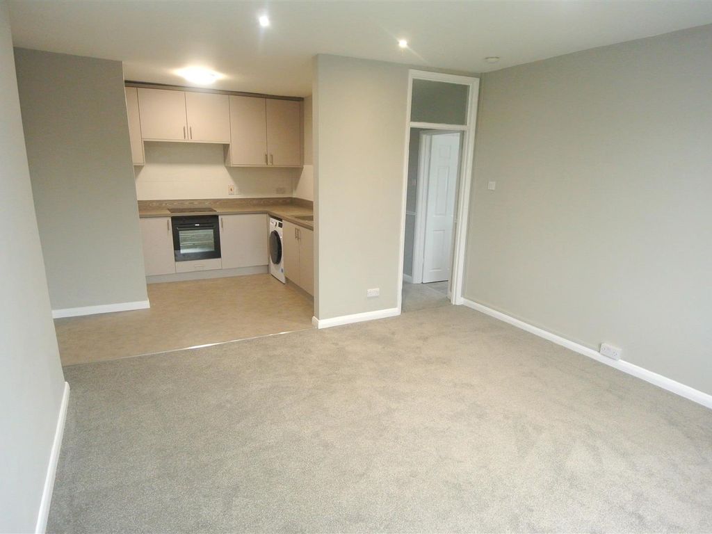 3 bed flat to rent in Oatlands Drive, Weybridge KT13, £1,750 pcm Zoopla