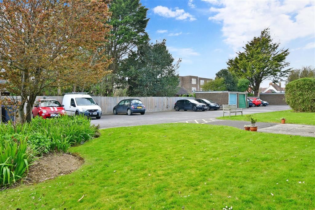 Studio for sale in Wallace Avenue, Goring Worthing, West Sussex BN11