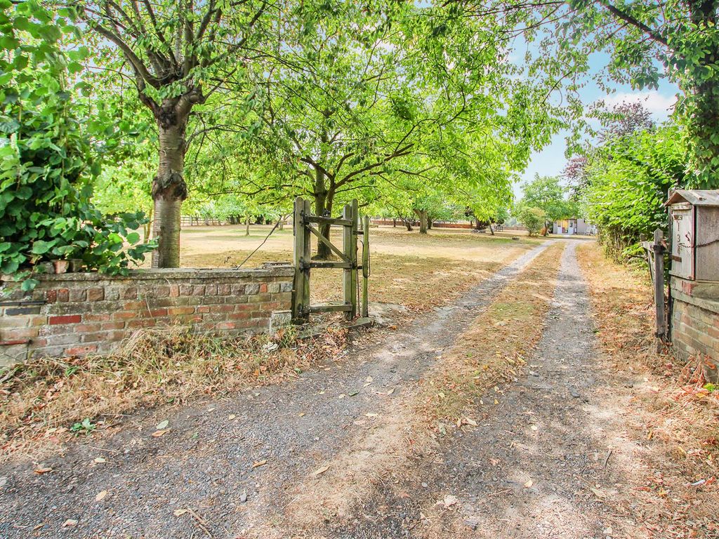 2 bed detached bungalow for sale in Crow Green Road, Pilgrims Hatch, Brentwood CM15 Zoopla