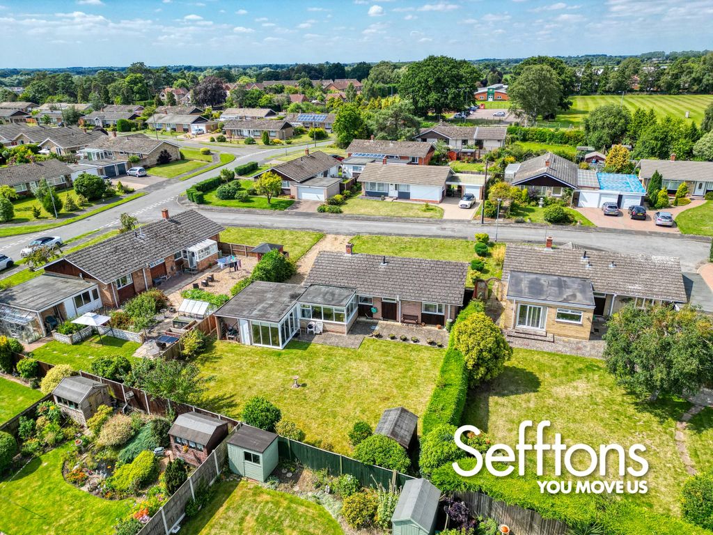 3 bed detached bungalow for sale in Osprey Close, Hoveton NR12, £
