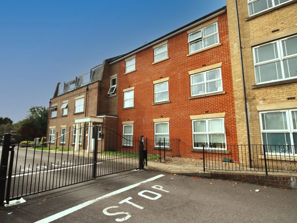 2 bed flat for sale in Clarence Road, Windsor SL4, £330,000 Zoopla