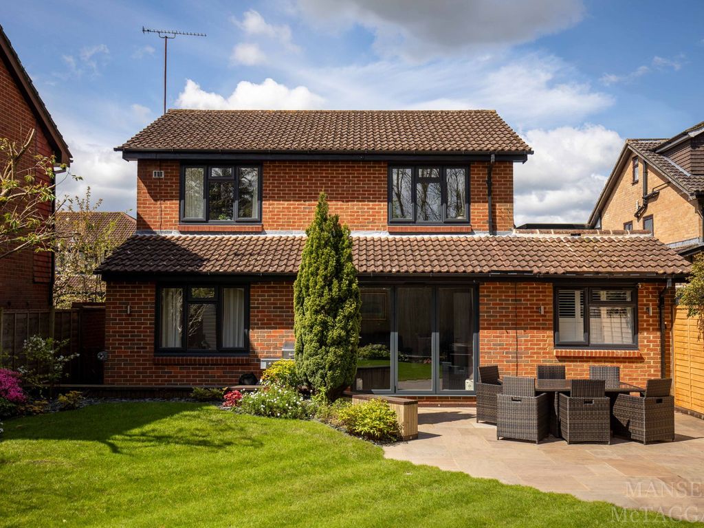 5 bed detached house for sale in Ticehurst Close, Worth RH10, £700,000
