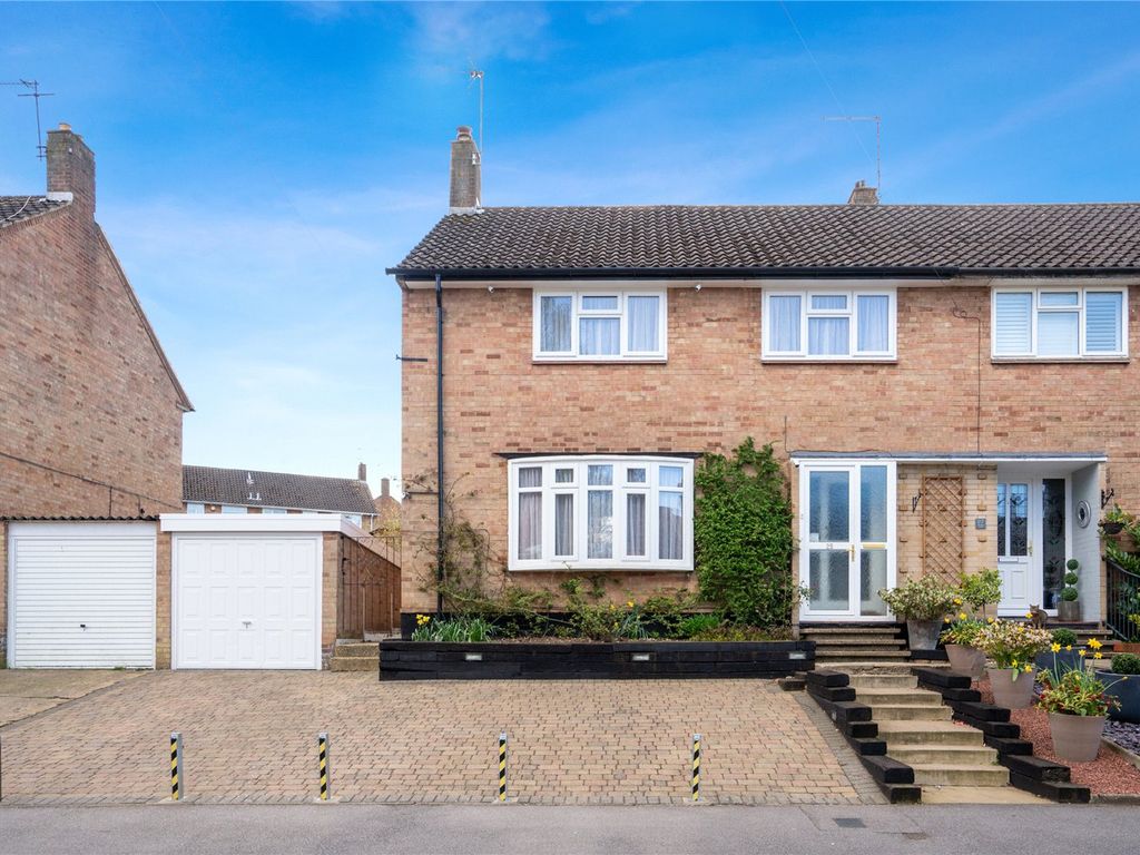 4 bed semidetached house for sale in Spring Lane, Gadebridge, Hemel