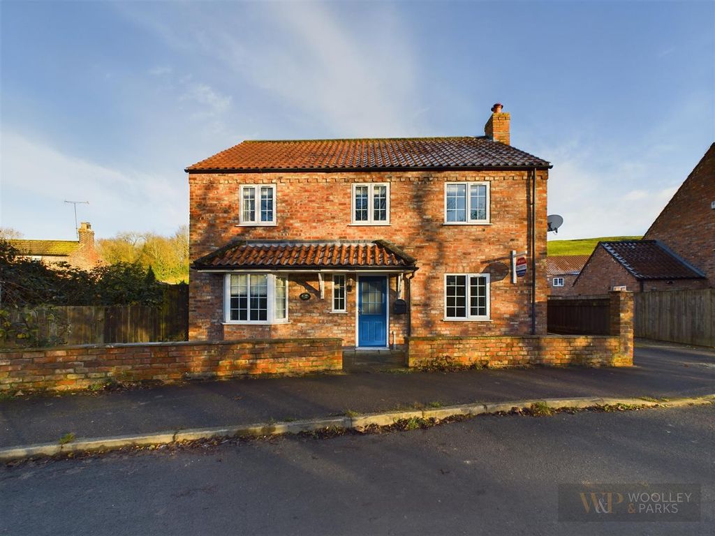 5 bed detached house for sale in Cattlebank Close, Langtoft, Driffield