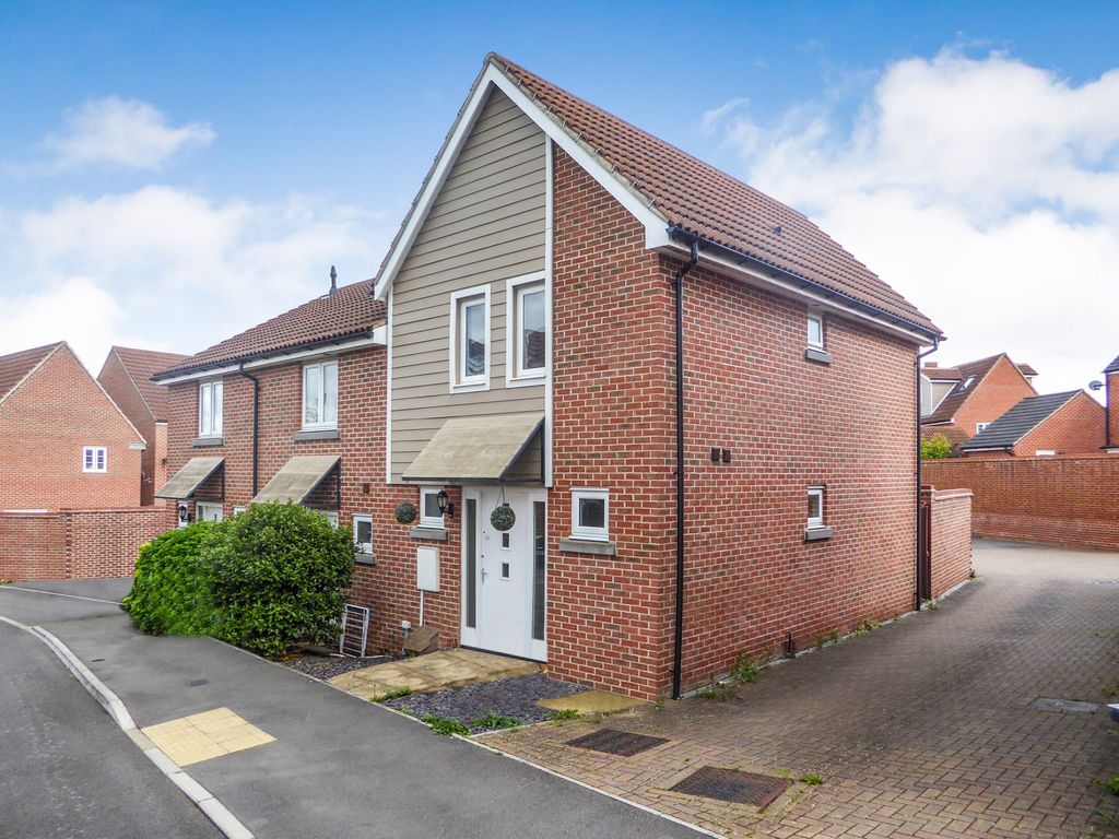 3 bed end terrace house to rent in Hutchins Way, Basingstoke RG24 Zoopla