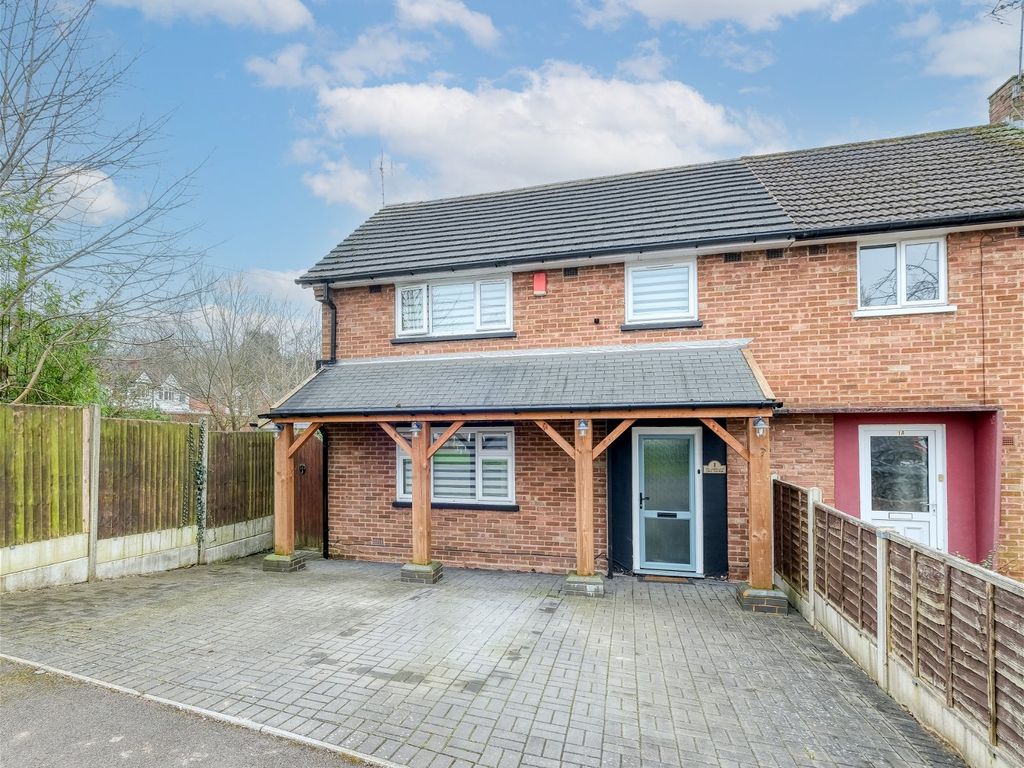 3 bed end terrace house for sale in Cherry Tree Walk, Batchley