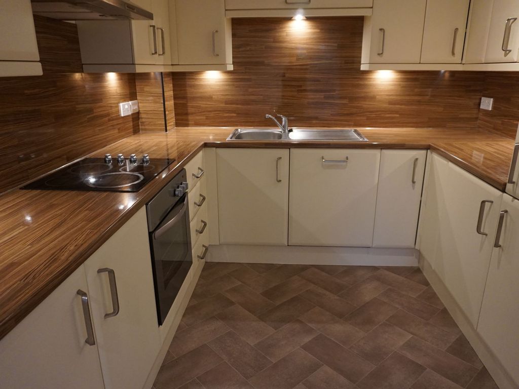 2 bed flat to rent in Ingwood Parade, Greetland HX4, £700 pcm Zoopla