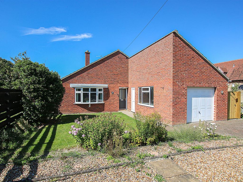 2 bed detached bungalow for sale in North Street, Burwell, Cambridge CB25, £365,000 Zoopla
