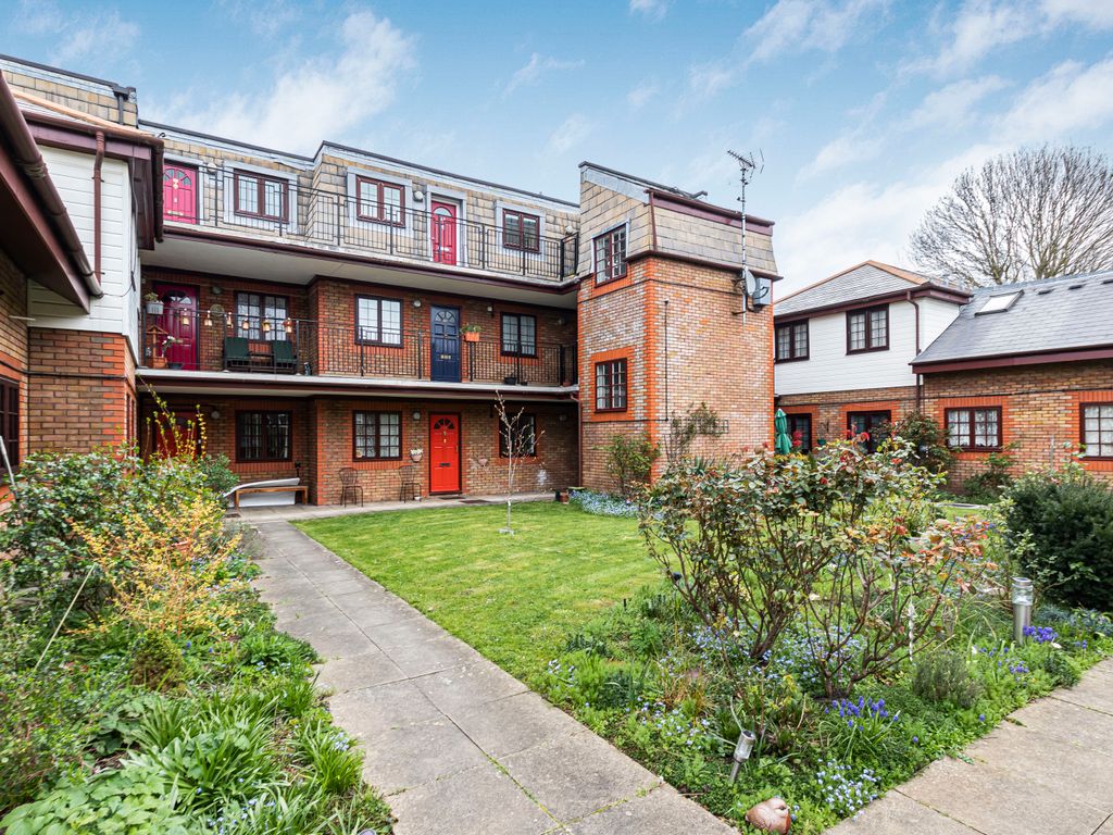 2 bed flat for sale in Southend House, Footscray Road, Eltham SE9, £