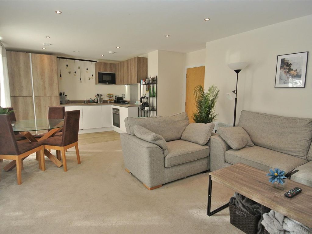 2 bed flat for sale in Hawker Drive, Addlestone KT15 Zoopla