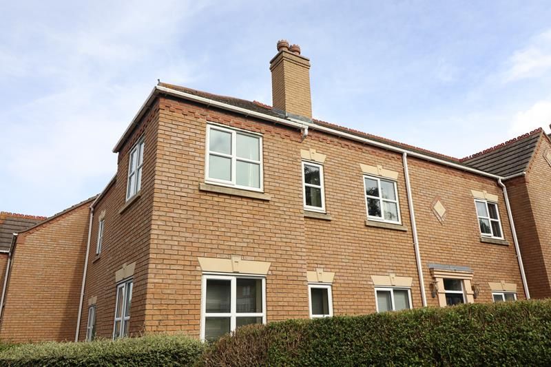 2 bed flat to rent in Walnut Tree Court, Higham Ferrers NN10, £895 pcm