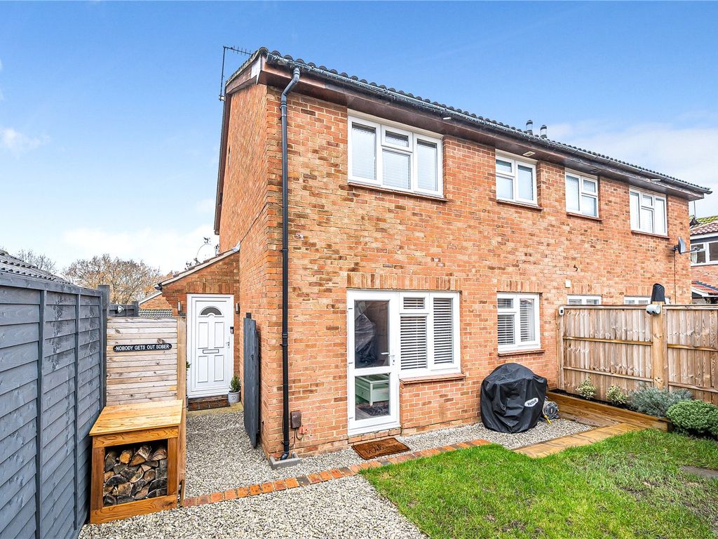 1 bed end terrace house for sale in Fitzjohn Close, Guildford, Surrey