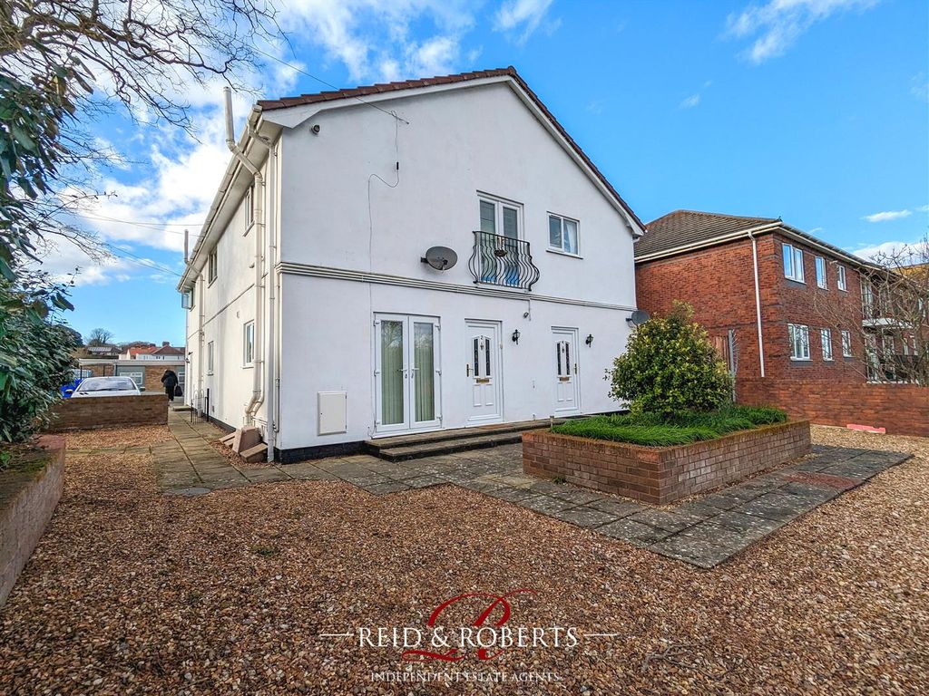 7 bed flat for sale in Beechwood Court, School Lane, Greenfield