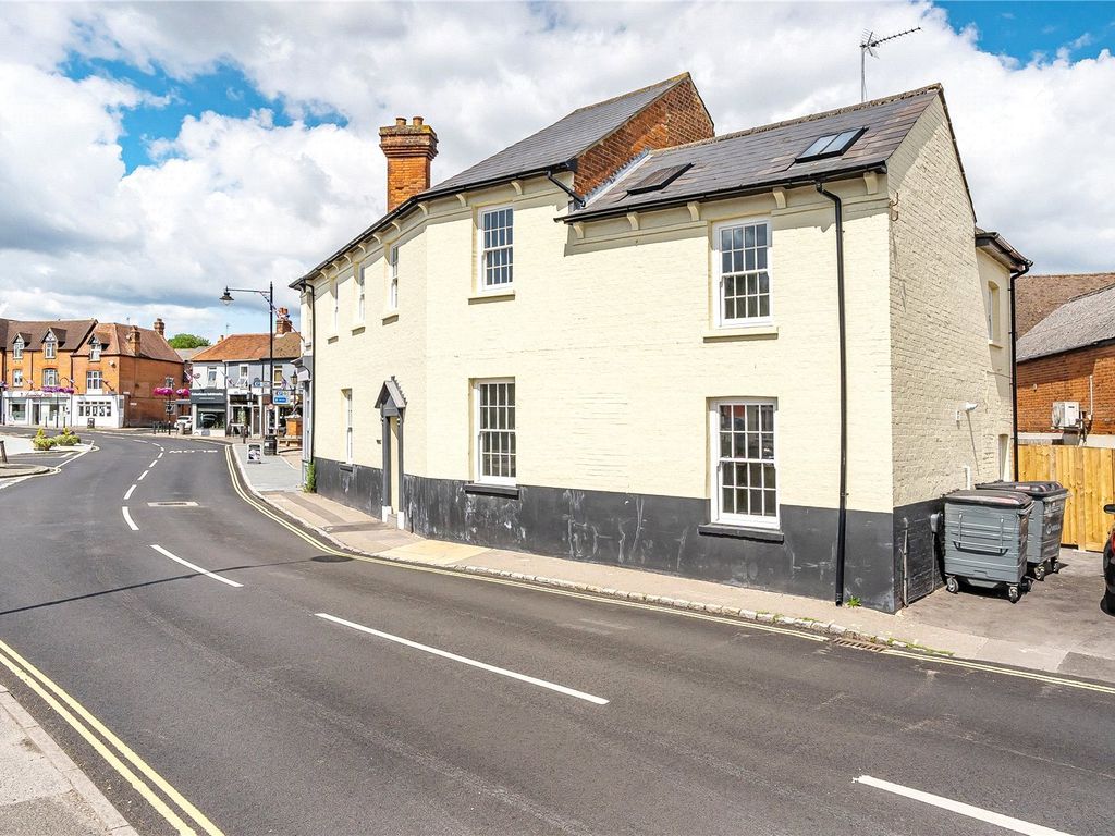 2 bed flat to rent in The Square, Bagshot, Surrey GU19, £1,150 pcm Zoopla