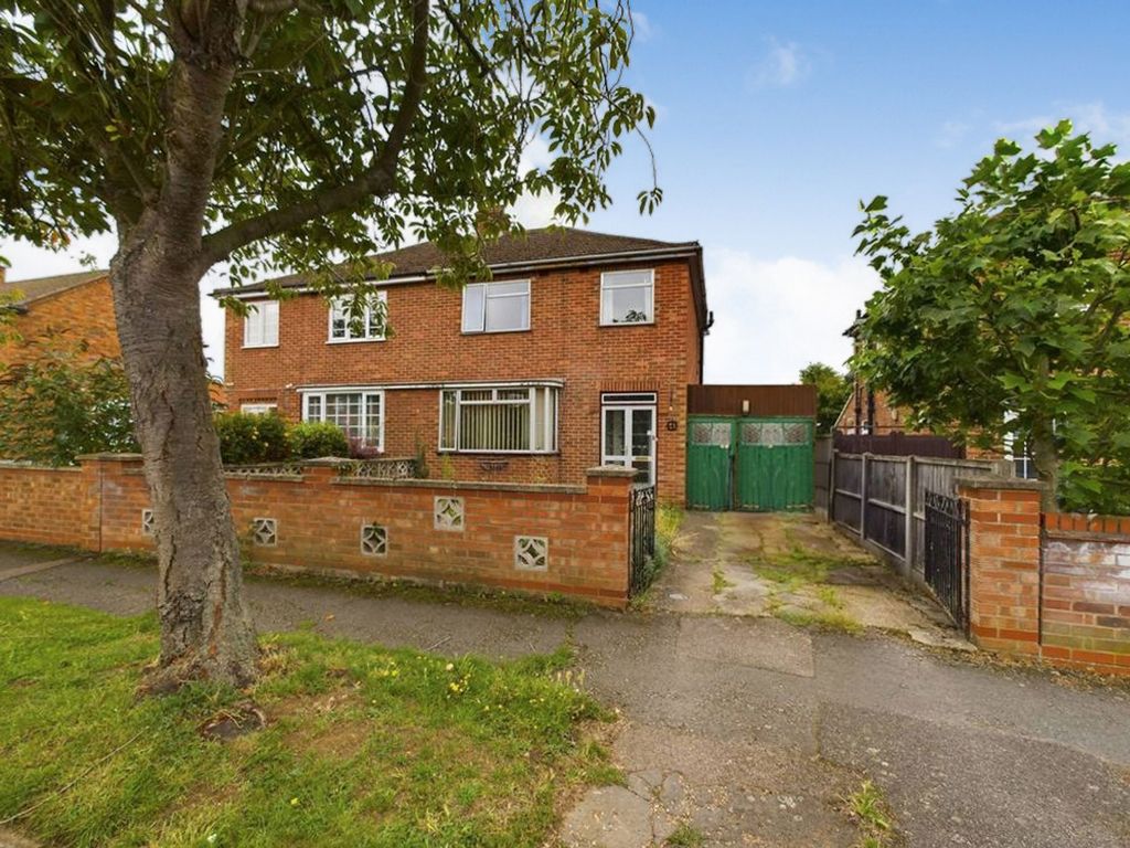 3 bed semidetached house for sale in Queens Drive, Huntingdon