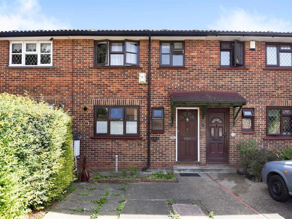 3 bed terraced house for sale in Credon Road, London SE16, £600,000
