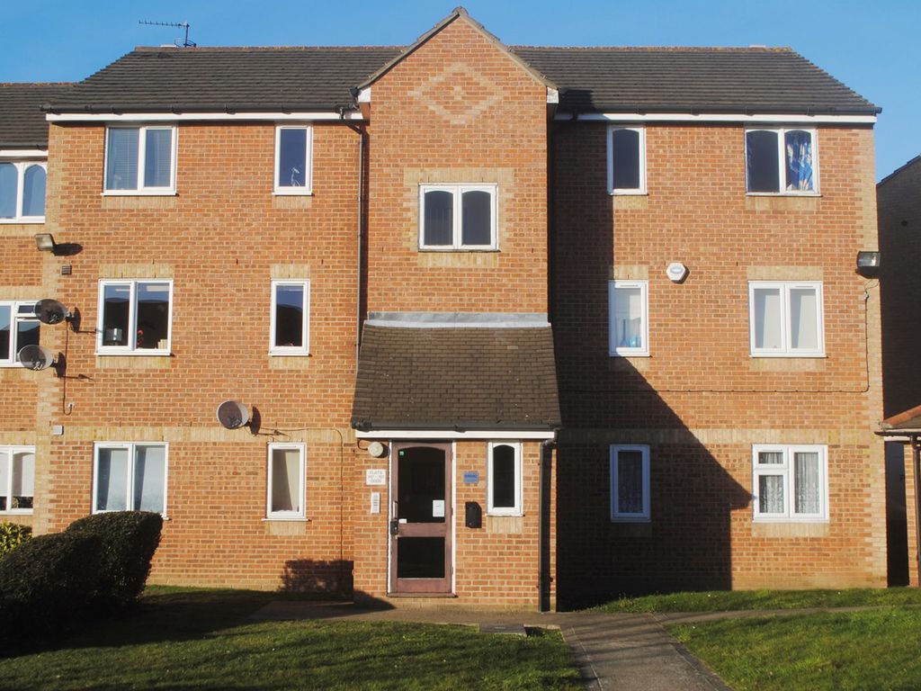 2 bed flat for sale in Danbury Crescent, South Ockendon RM15, £210,000