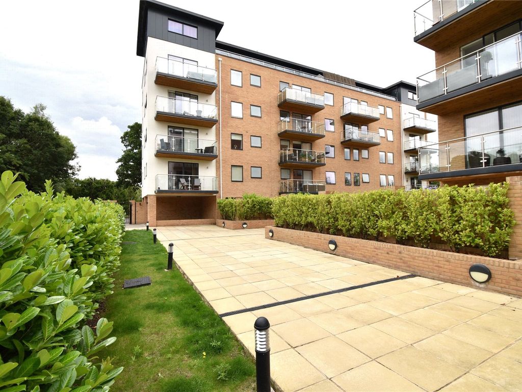 2 bed flat for sale in Westbury Mansions, Old Bracknell Lane West