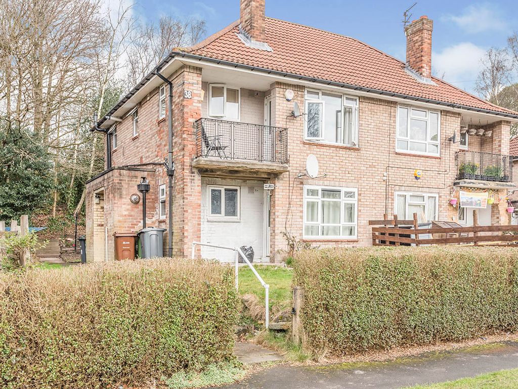 1 Bed Flat For Sale In Lingfield Drive Leeds West Yorkshire Ls17 Zoopla
