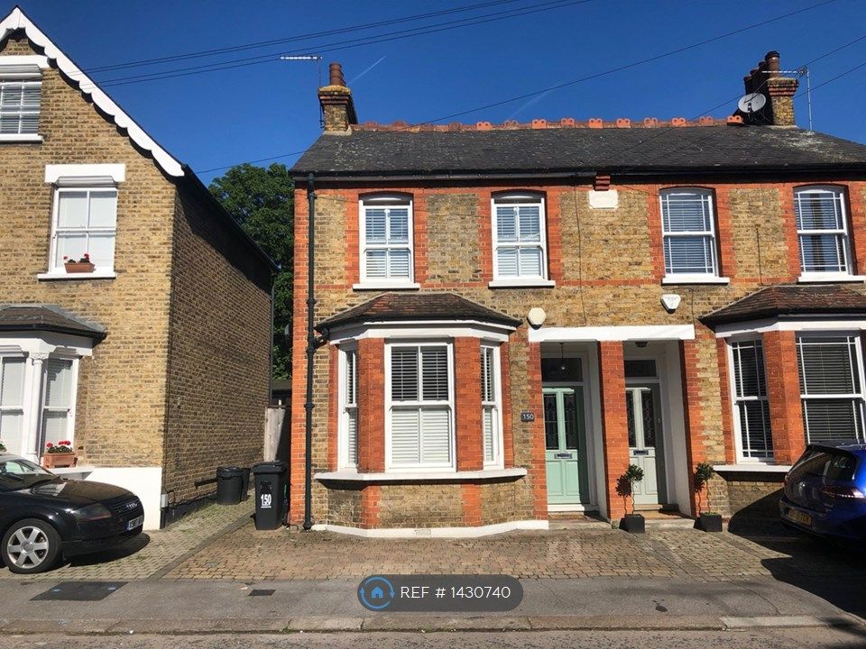2 bed semidetached house to rent in West Grove, Woodford Green IG8