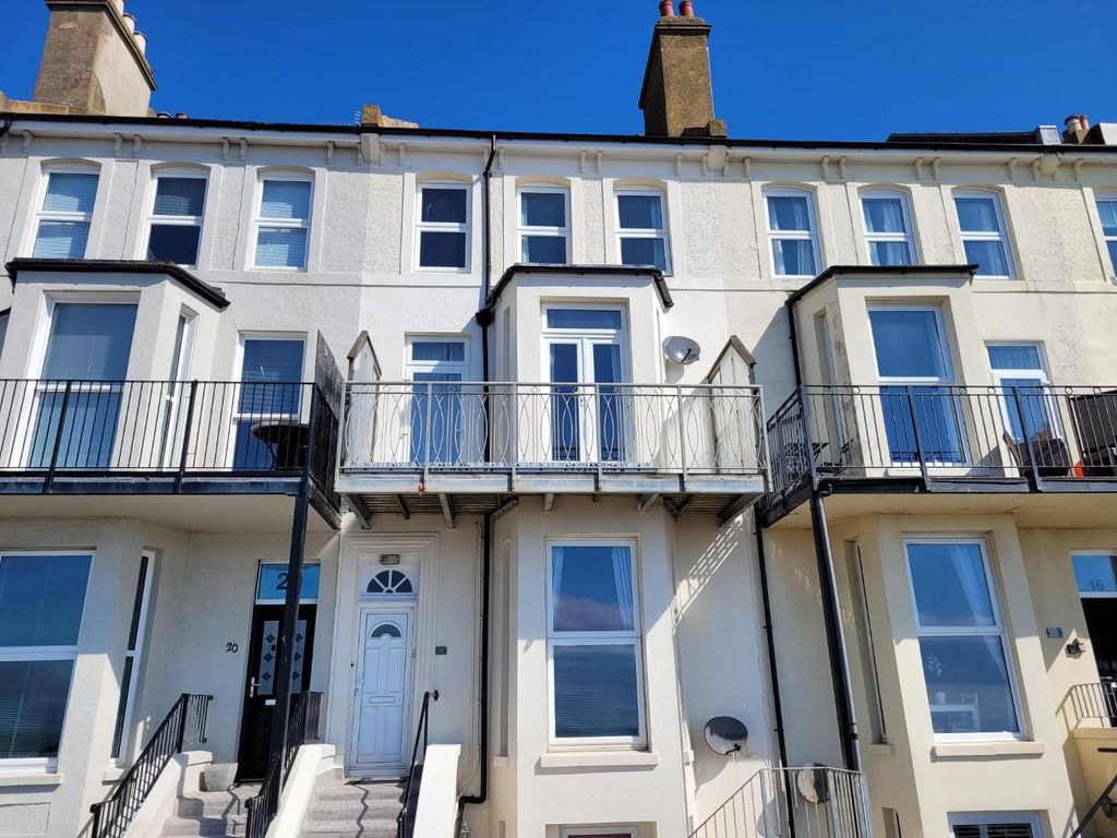 2 bed flat to rent in West Parade, Hythe CT21, £1,100 pcm Zoopla