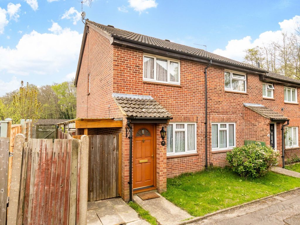2 bed end terrace house for sale in Southbrook, Crawley RH11, £315,000