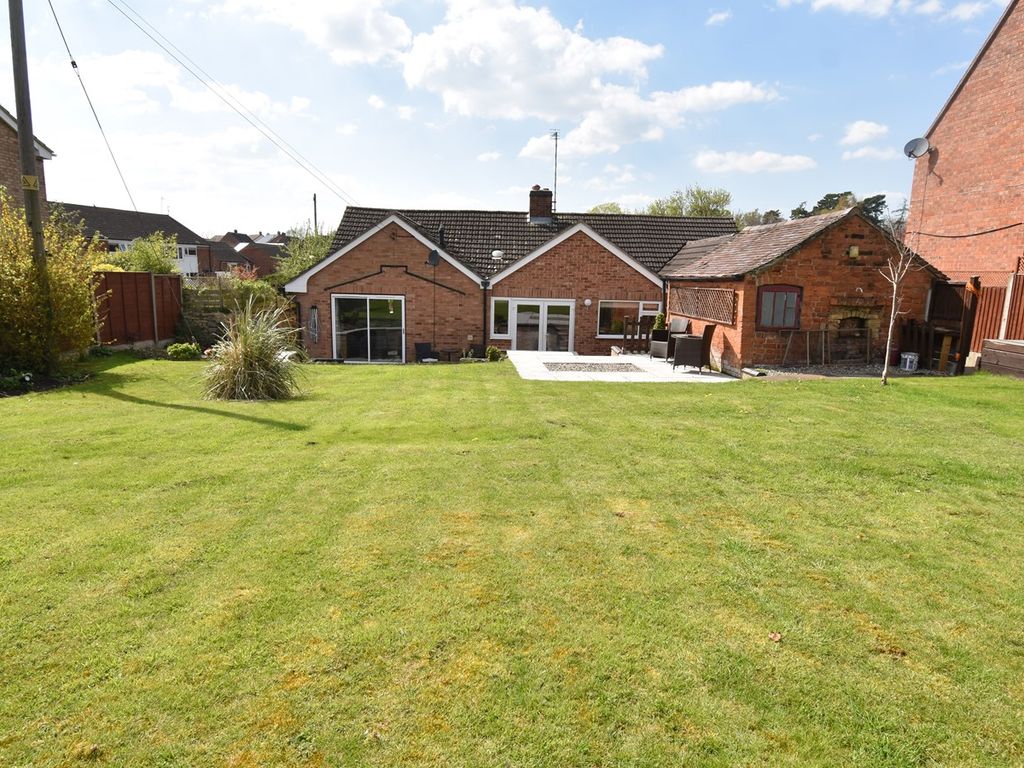 4 bed detached bungalow for sale in Hillend Road, Twyning, Tewkesbury