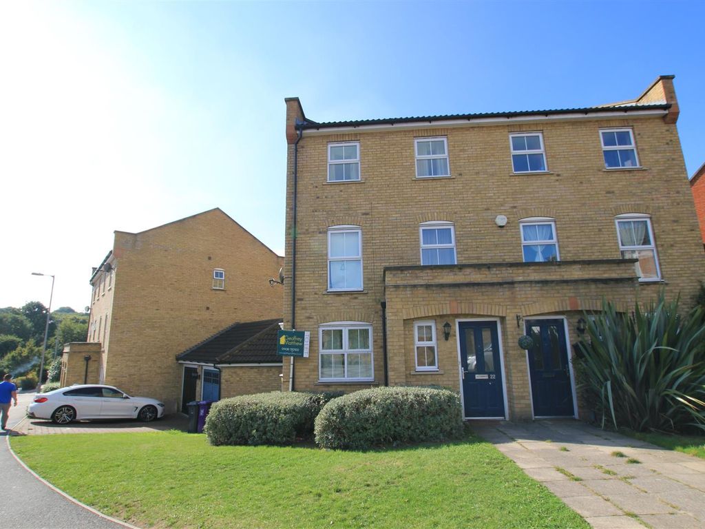 4 bed semidetached house to rent in Whitehorse Lane, Stevenage SG1