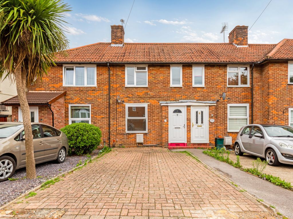 3 bed terraced house to rent in Tewkesbury Road, Carshalton SM5, £2,100
