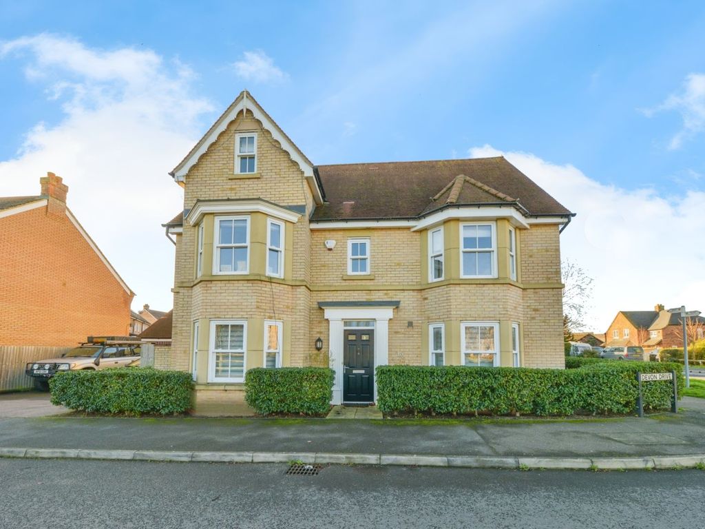 6 bed detached house for sale in Devon Drive, Biggleswade SG18, £