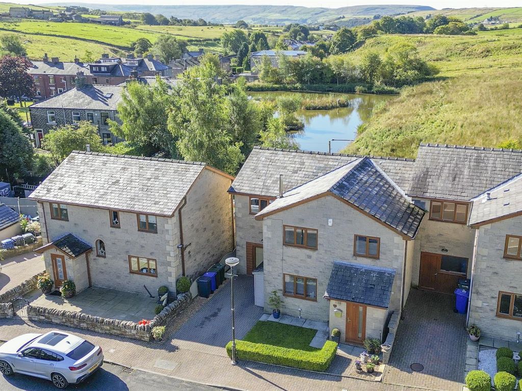 4 bed linkdetached house for sale in Lower House Green, Lumb