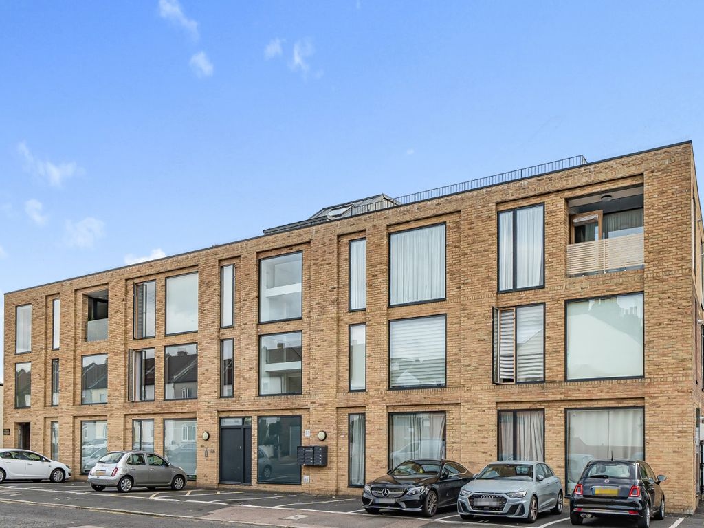 2 bed flat to rent in Liddon Road, Bickley, Bromley BR1, £1,850 pcm