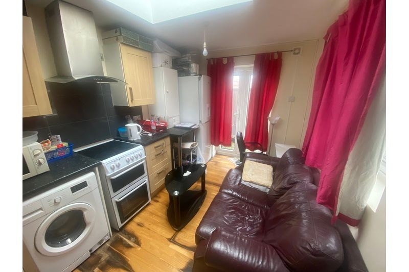 1 bed flat to rent in London Road, Croydon CR0, £1,100 pcm Zoopla