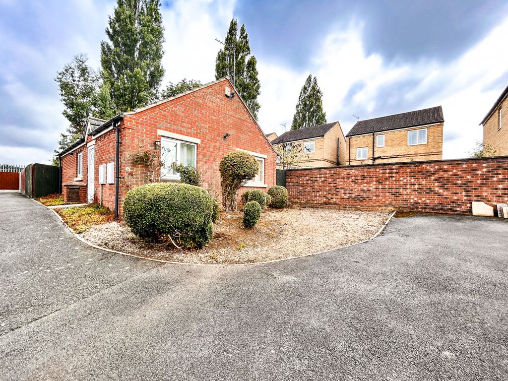 2 bed detached bungalow for sale in Dean Road, Scunthorpe DN17, £