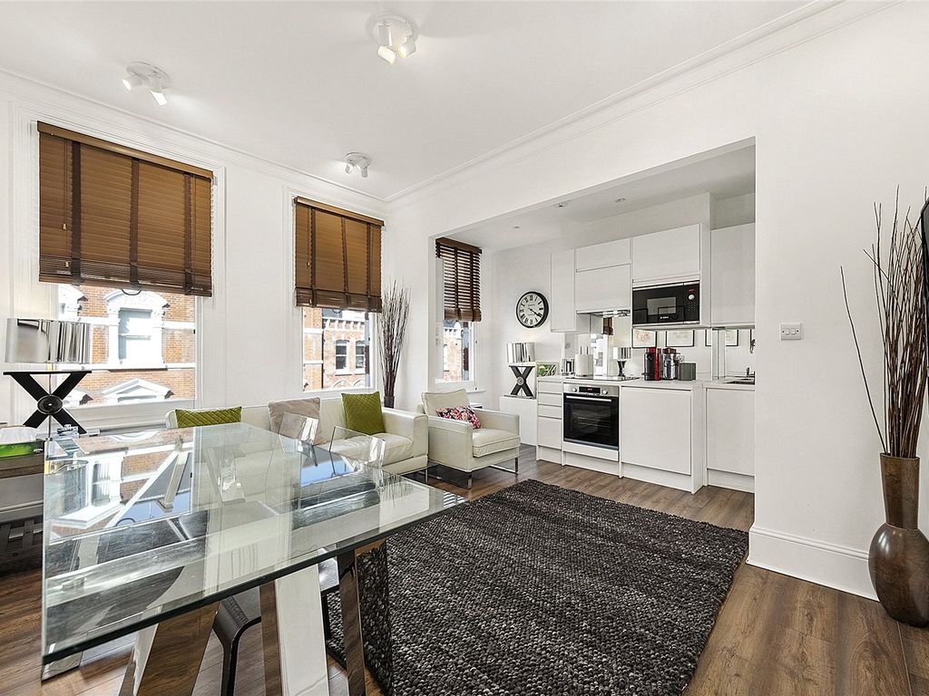 Barnard Mews, London SW11