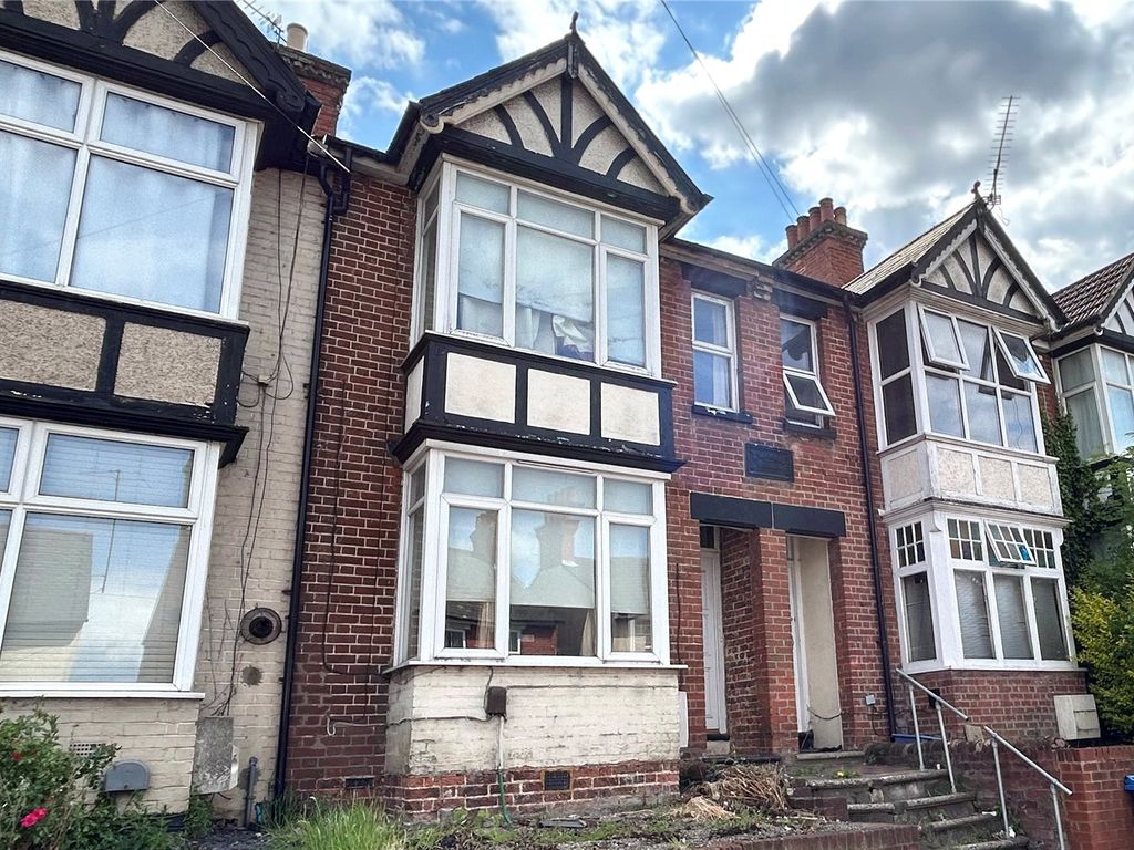 3 bed terraced house for sale in Ash Road, Aldershot, Hampshire GU12, £300,000 Zoopla