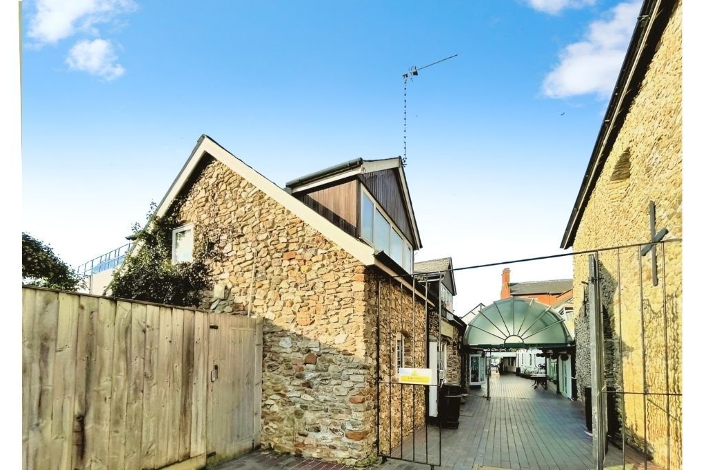 2 bed flat for sale in Black Lion Court, Honiton EX14, £152,500 Zoopla