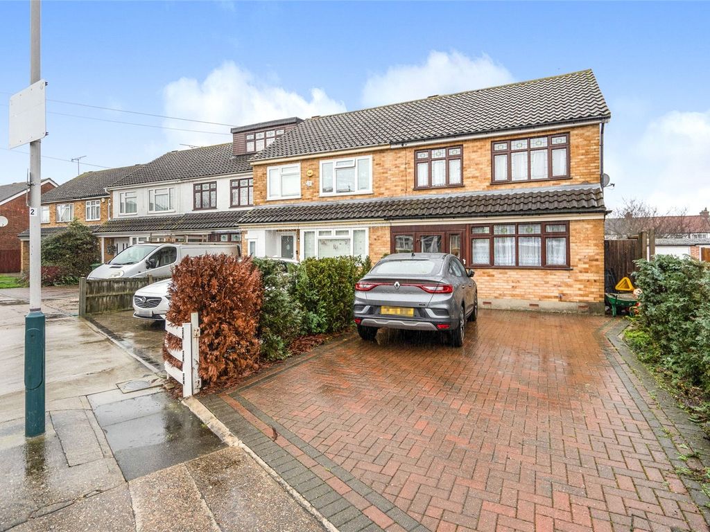 4 bed semidetached house for sale in Sheridan Close, Romford RM3 Zoopla