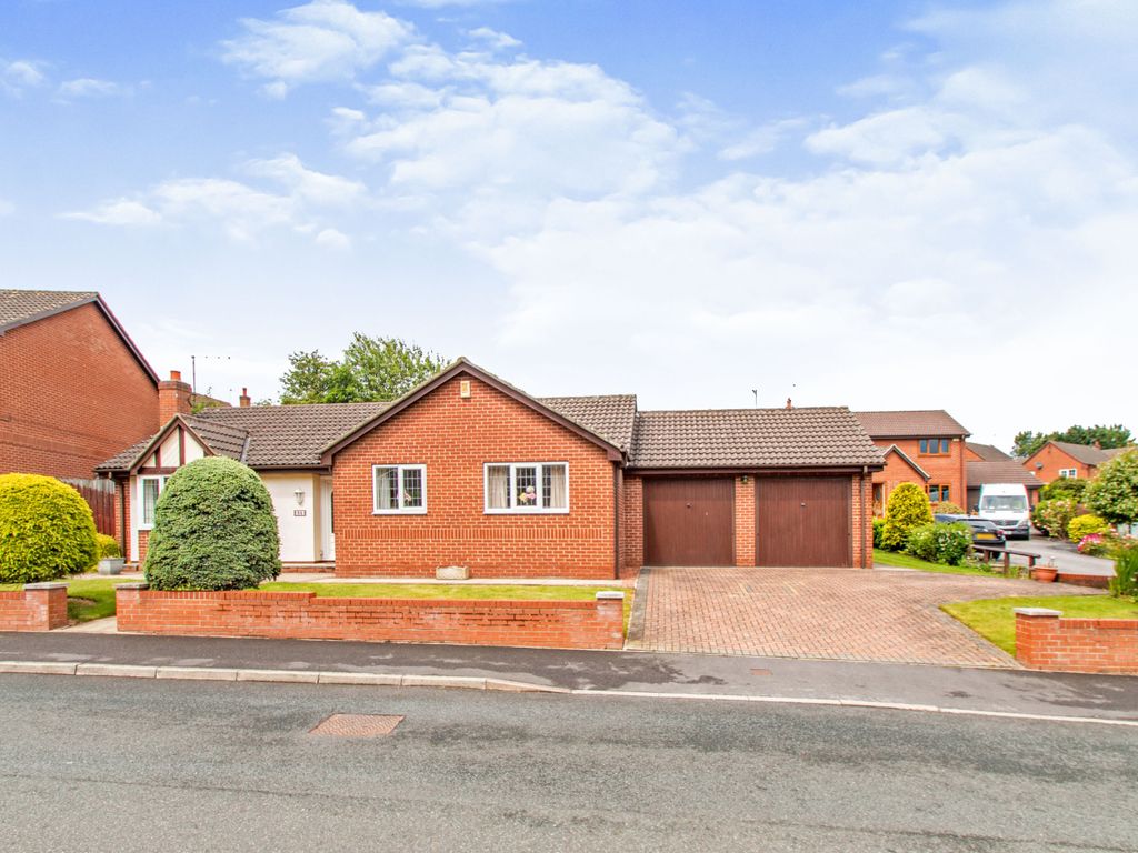 3 bed bungalow for sale in Ibbetson Oval, Churwell, Morley, Leeds LS27