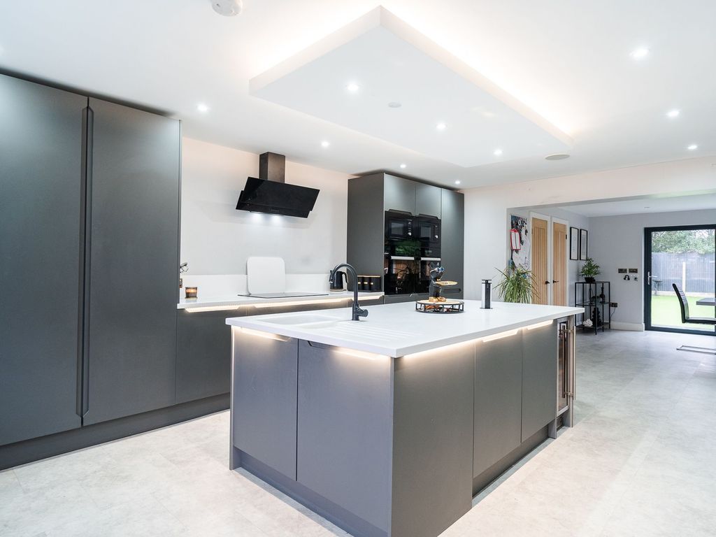 4 bed detached house for sale in Castleford Road, Normanton WF6, £