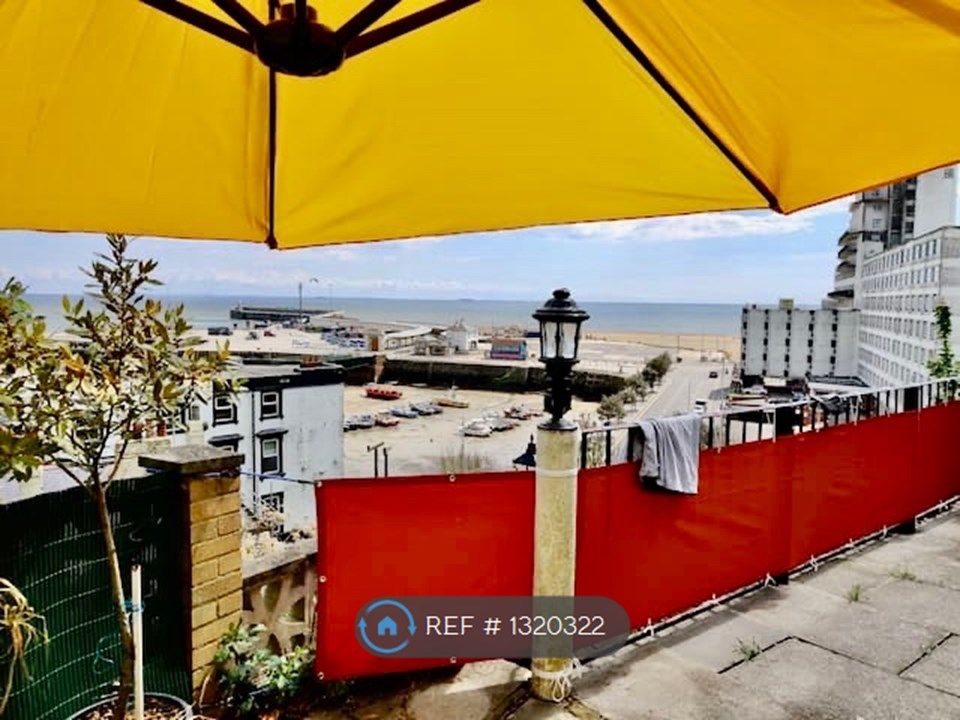 Studio to rent in Parade, Folkestone CT20, £580 pcm Zoopla