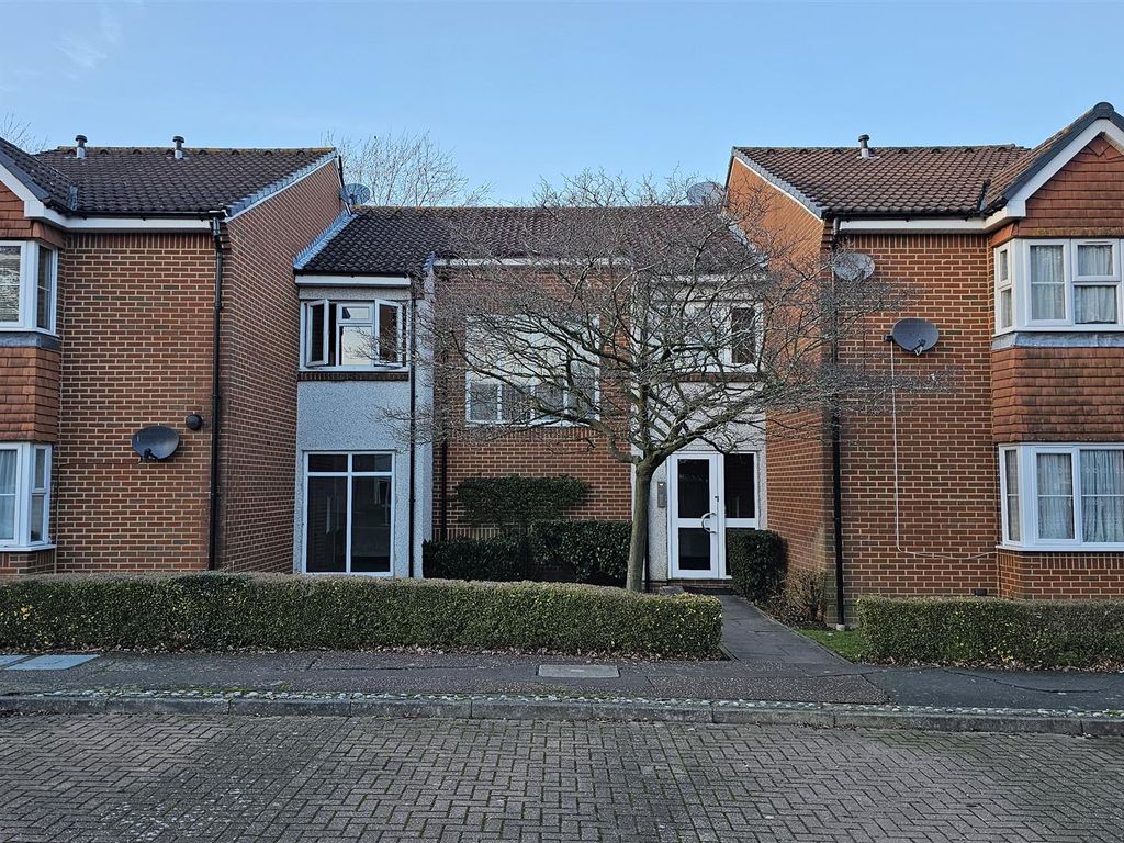 Studio to rent in Heatherwood Drive, Hayes UB4, £950 pcm Zoopla