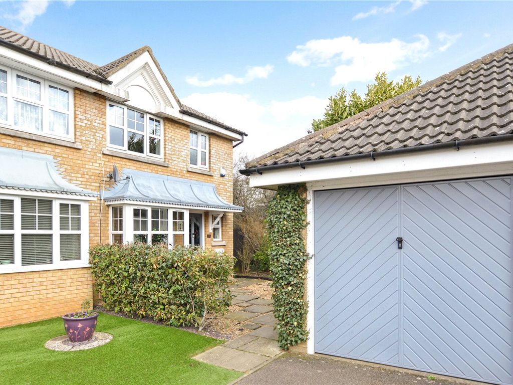 3 bed detached house to rent in Randall Drive, Toddington, Dunstable