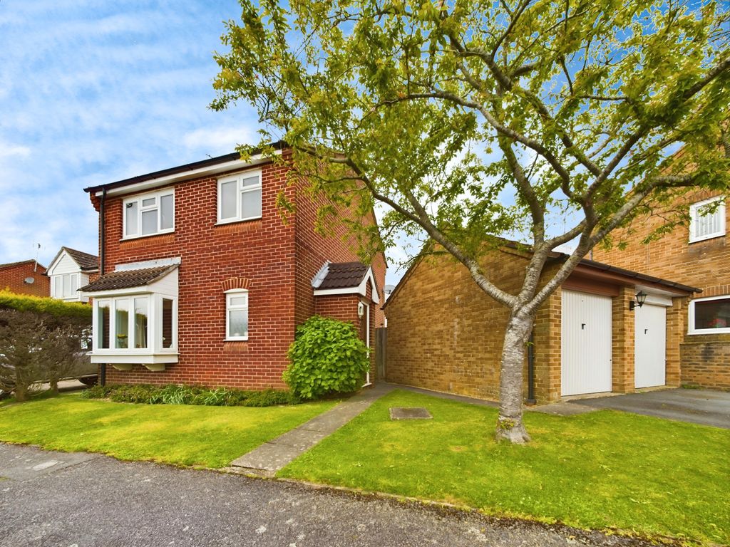 3 bed detached house for sale in Camelot Close, Southwater, Horsham