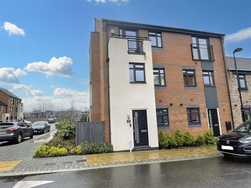 4 bed town house for sale in Norville Drive, Hanley, StokeOnTrent ST1