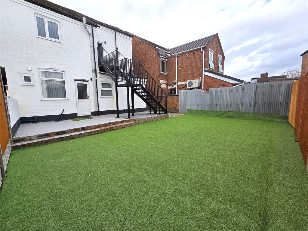 Studio to rent in Foleshill Road, Foleshill, Coventry CV6, £600 pcm