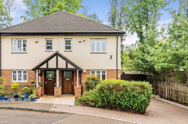 3 bed semidetached house for sale in Gemmell Close, Purley CR8, £