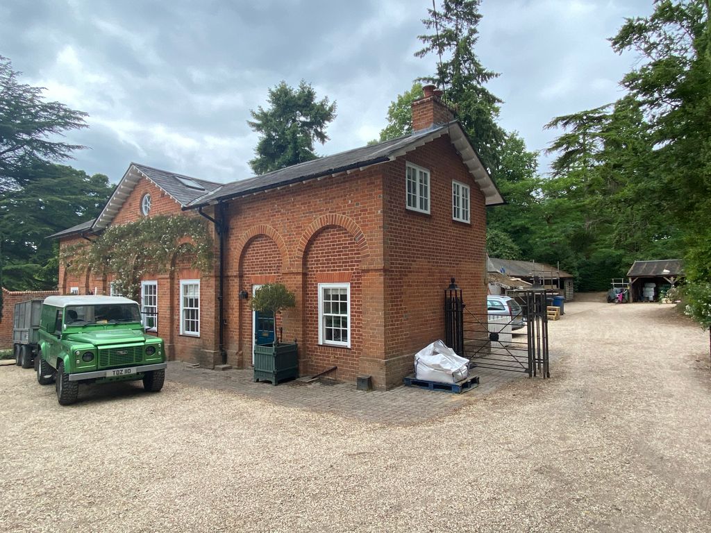 2 bed semidetached house to rent in Hazeley Heath, Hook RG27, £1,395