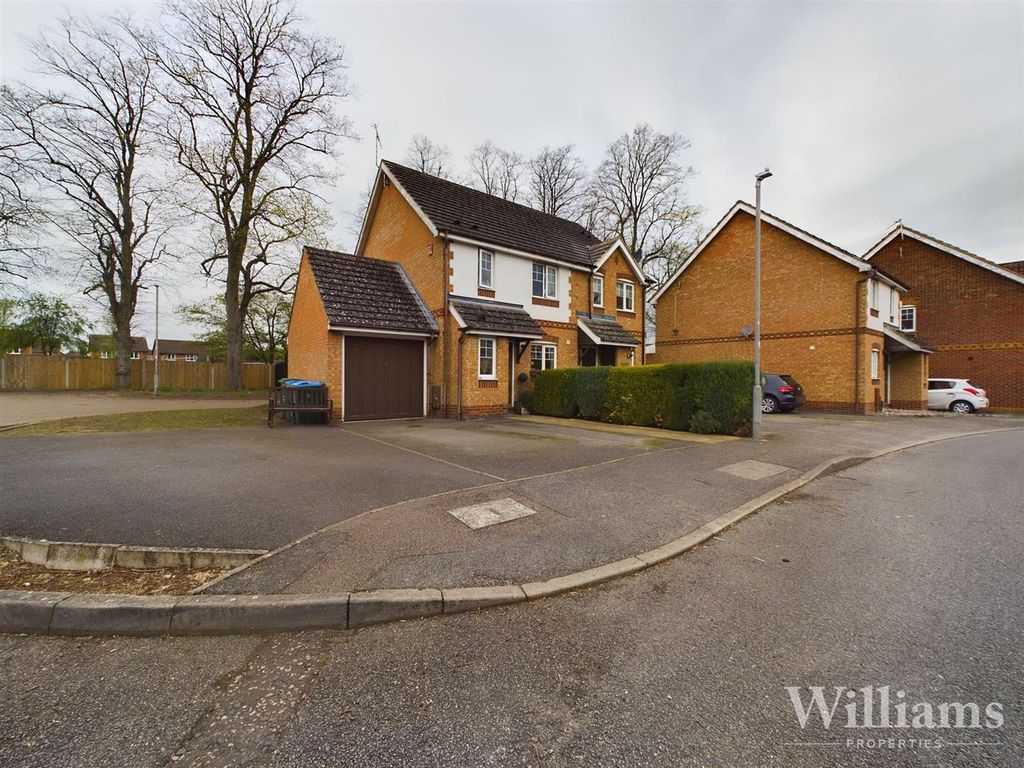 3 bed semidetached house for sale in Rivets Close, Lavender Grange