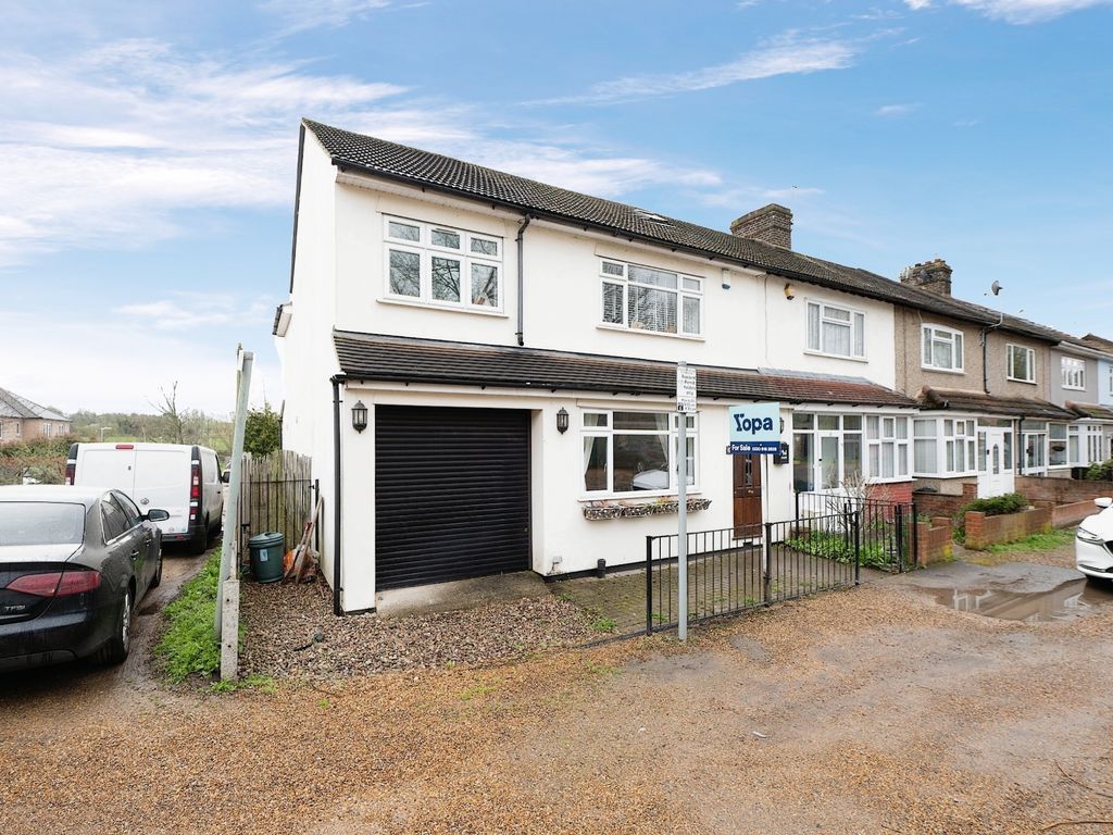 4 bed end terrace house for sale in Woodlands Road, Harold Wood